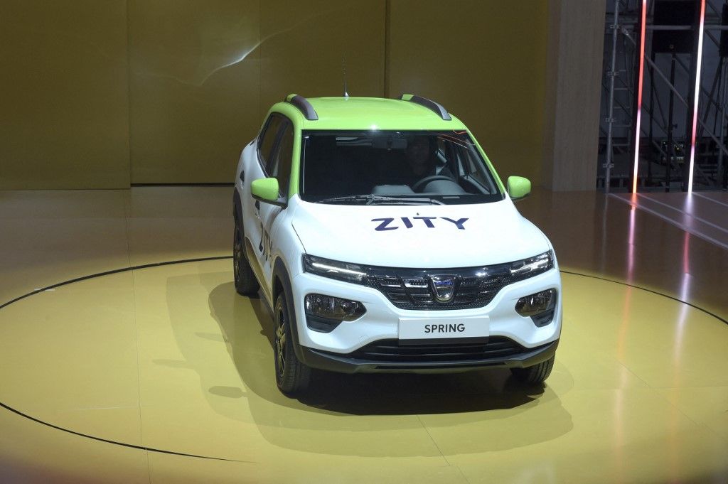 A Renault a kínai Leapmotor nyomdokaiba lépett a Dacia Spring elektromos autó modelljének árcsökkentésével.