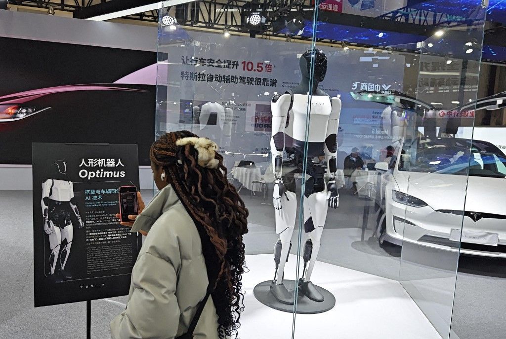 Second generation Tesla Bot makes debut in Hubei