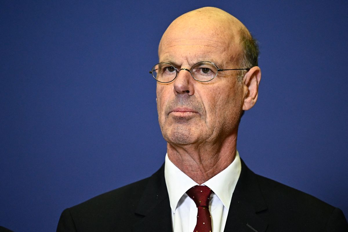 French Government Tempers Budget Goal to Shelter Economy francia költségvetés