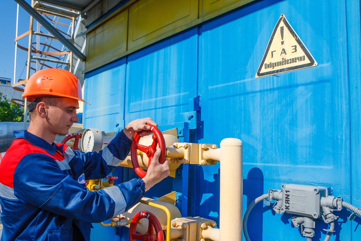 An,Employee,Tightens,The,Valve,At,Gas,Metering,Station,"uzhgorod" magyar vétó gáz ukrajna szankciók