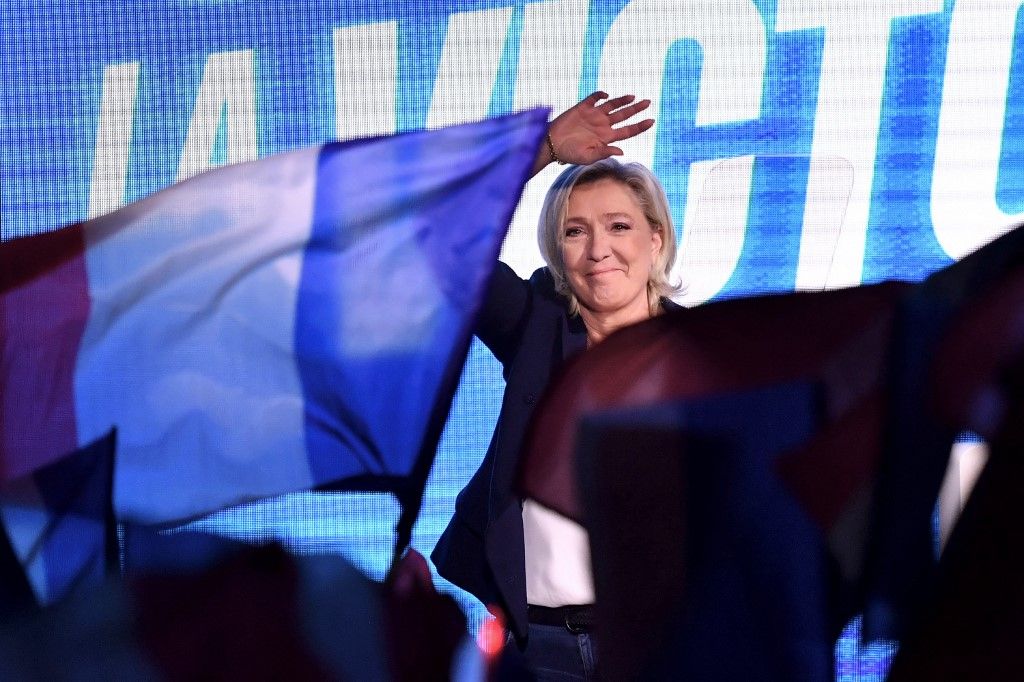A Nemzeti Tömörülés elnöke, Marine Le Pen érkezik a közép-franciaországi Etrepagnyba 2024. december 15-én