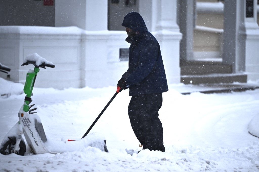 Dangerous storm sweeps across much of US