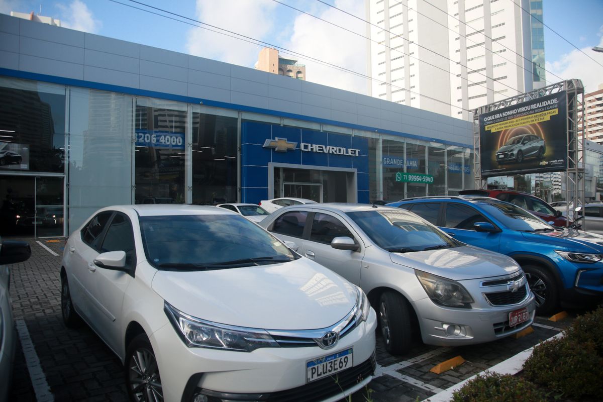 facade of a car dealership
autó