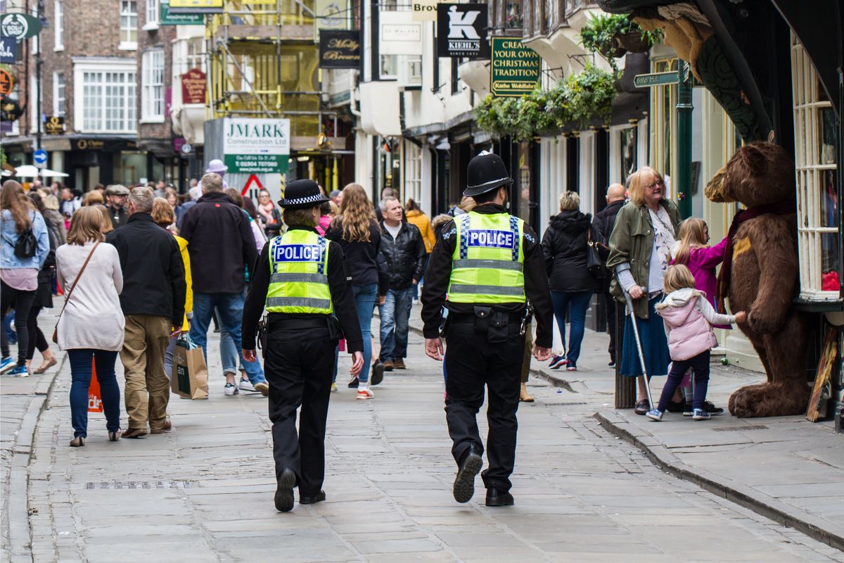 York,,Uk,-,April,7,,2017.,Two,British,Policemen,On bolti lopások