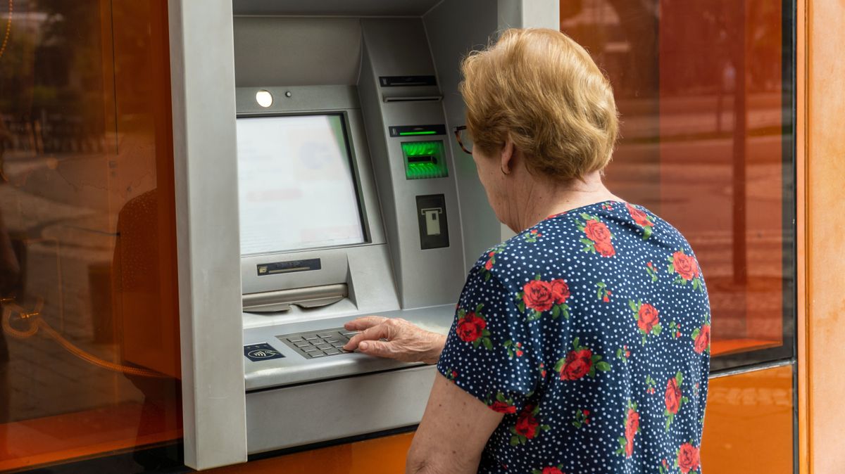 Senior,Woman,Using,The,Atm
bankautomata, ATM