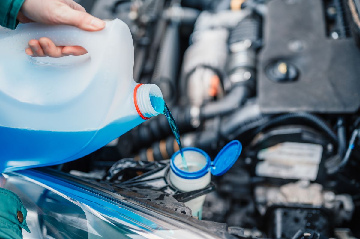 Pouring,Antifreeze.,Filling,A,Windshield,Washer,Tank,With,An,Antifreeze
A fogyasztók megtévesztése miatt a hatóság többet visszavont a szélvédőmosó folyadékok közül.