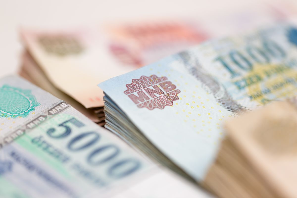 Detail,Of,Hungarian,Forint,Huf,Banknotes,On,White,Background, mnb, Magyar Nemzeti Bank, készpénz, forint