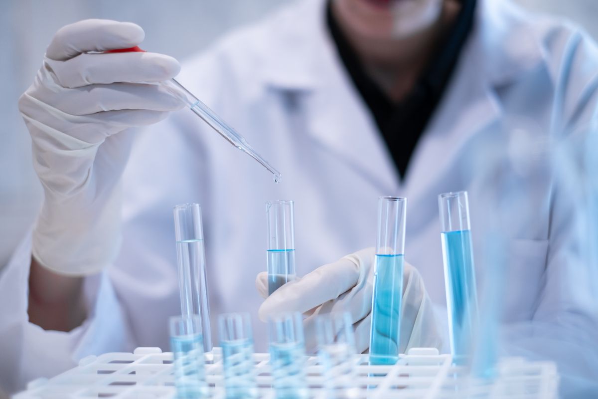 Scientist,Pipette,Doppler,Blue,Liquid,In,Test,Tube,Beaker,Laboratory kutatás