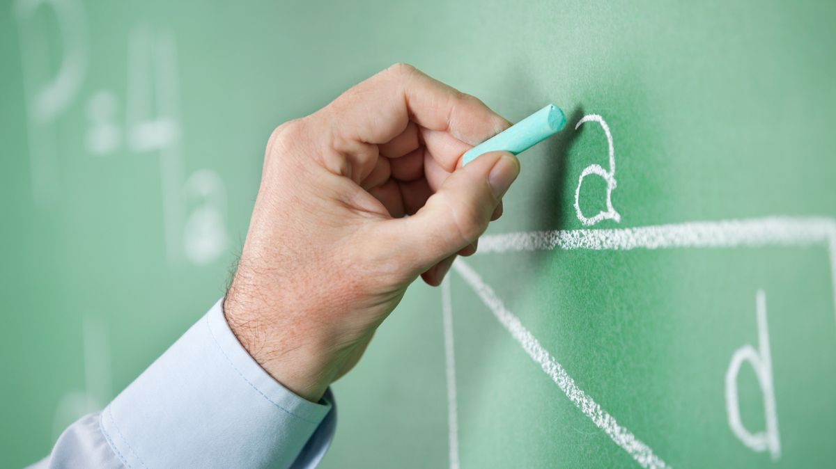 Closeup,Of,Mature,Teacher's,Hand,Writing,Alphabet,On,Greenboard,In rétvári tanári fizetés