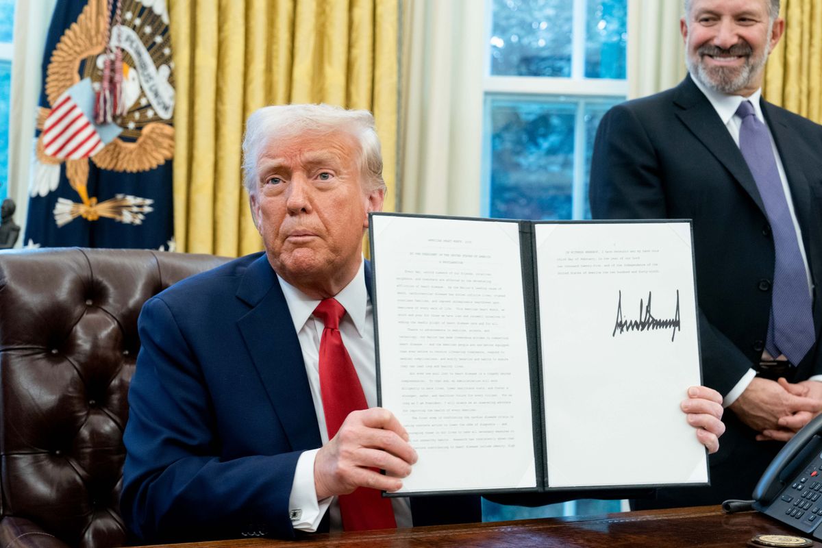 President Donald Trump holds a signed executive order during a ceremony in the Oval Office, on Feb. 3 Európai Unió