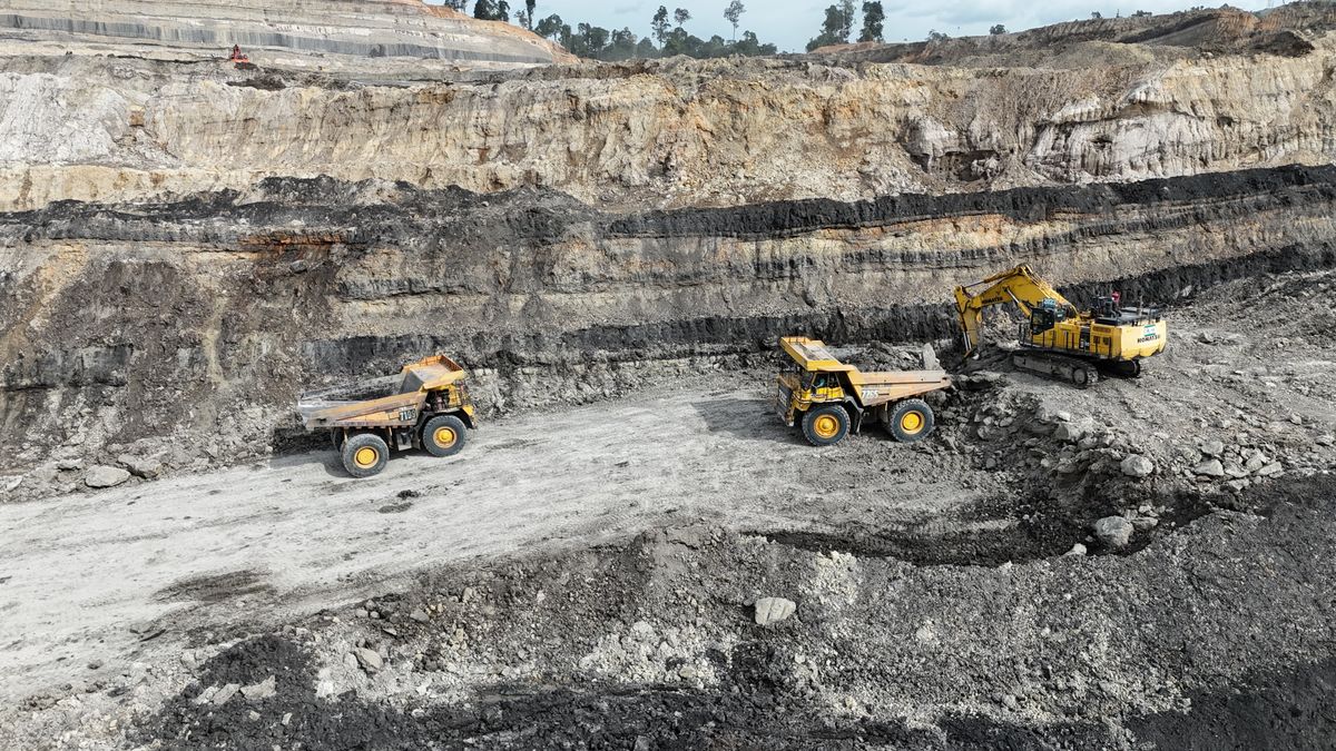Work,Of,Trucks,And,The,Excavator,In,An,Open,Pit urán bányászat Mongólia Franciaország