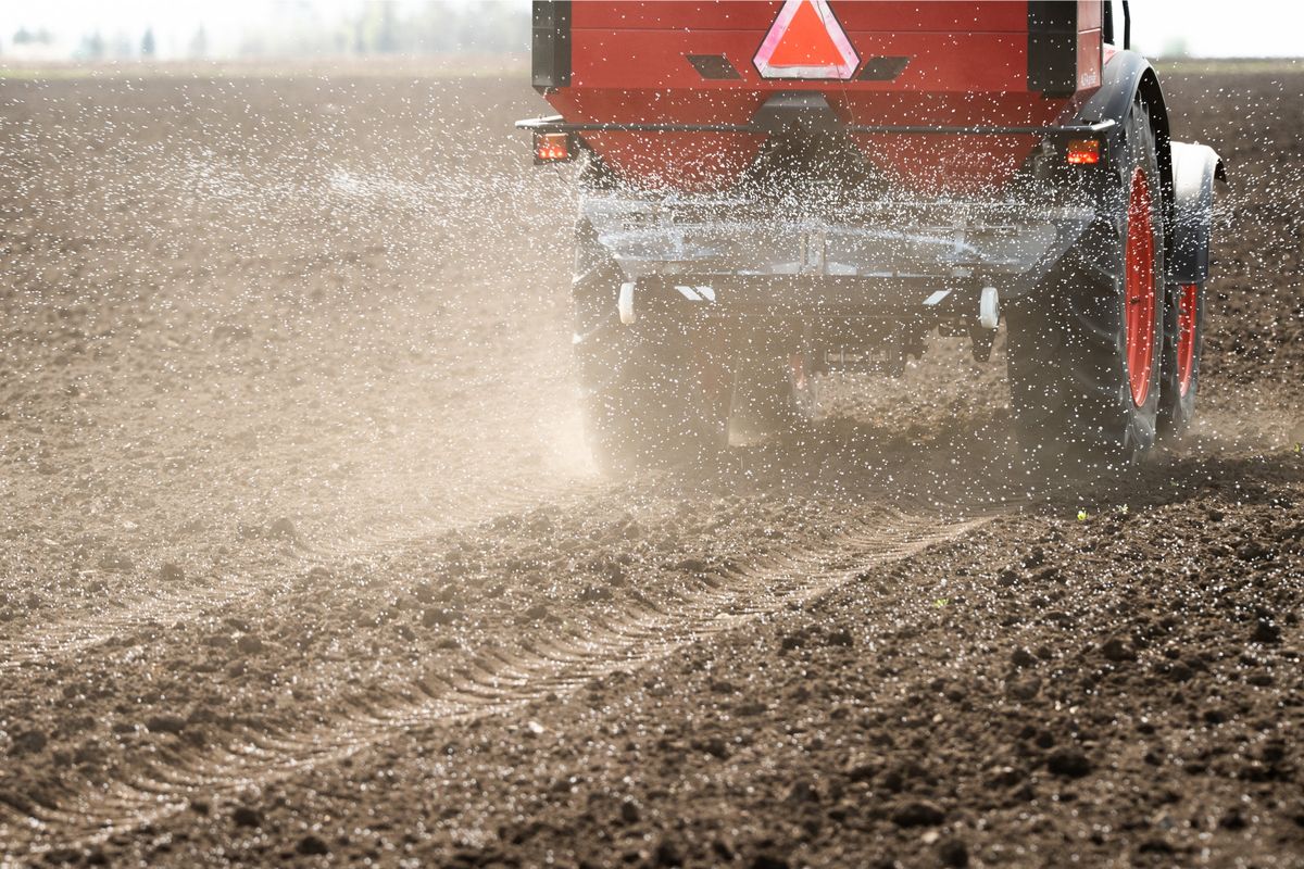 Tractor,Spreading,Artificial,Fertilizers,In,Field, műtrágya