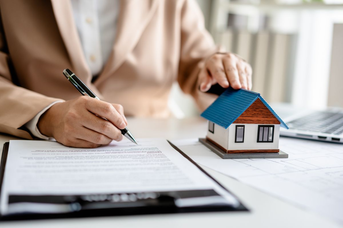 lakásbiztosítás, lakás, biztosító, ház, biztosít, ingatlan, biztosítás, lakásbiztosítás Female,Real,Estate,Broker,Presenting,And,Advised,To,Model,Home