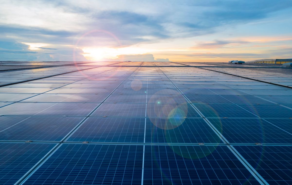 Sunset,Rays,Over,A,Photovoltaic,Power,Plant,,Solar,Panels,On
. A Nagy Napfal elnevezésű projektje nemcsak gigantikus méretű és költségvetésű,