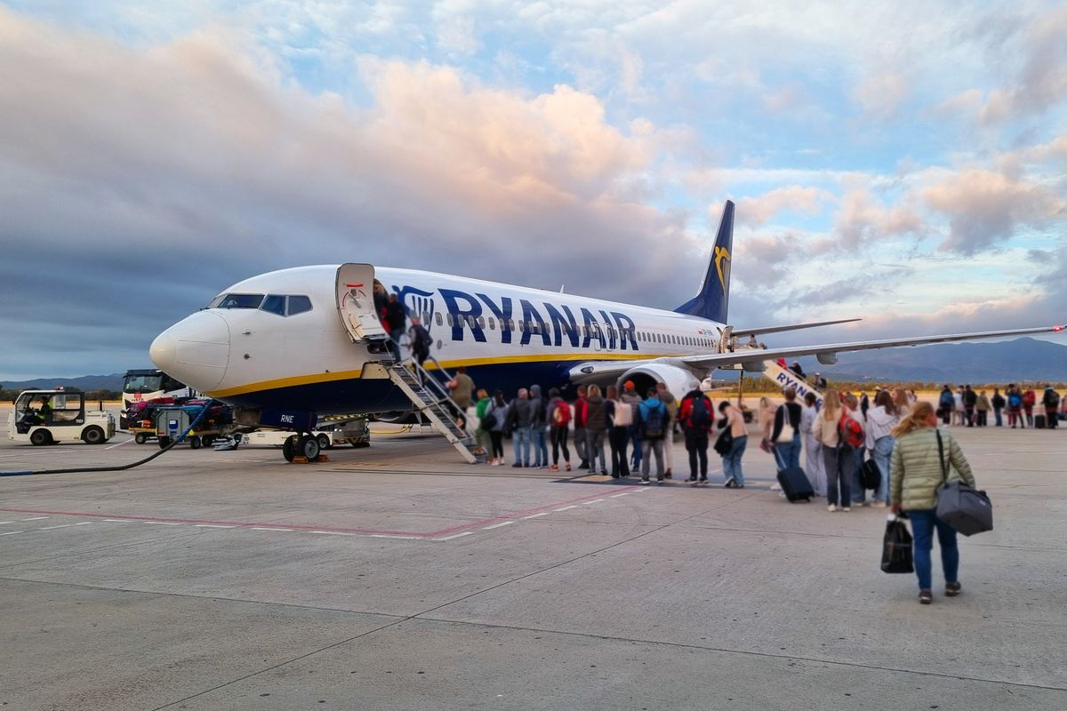 Ryanair, repülőjegy, Michael O'Leary, utazás, Girona,,Spain,,October,5,,2024:,A,Bustling,Airport,Scene,With