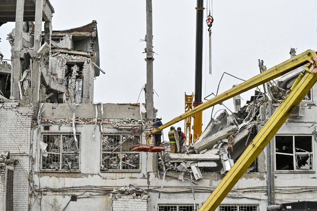 Ukrajna: Washingron megkezdte a politikai romok eltakarítását a békekötés útjából, Európából most szedik össze az ígéreteket Response effort to Russian missile attack on medical facility in Zaporizhzhia