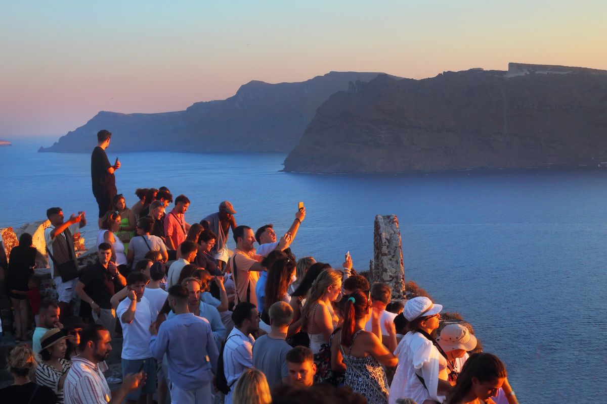 Santorini,,Greece,-,July,24,,2024:,A,Crowd,Of,Tourists