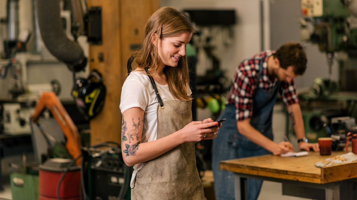 young craftswoman smiling and texting, kkv
vállalkozás
hitel 