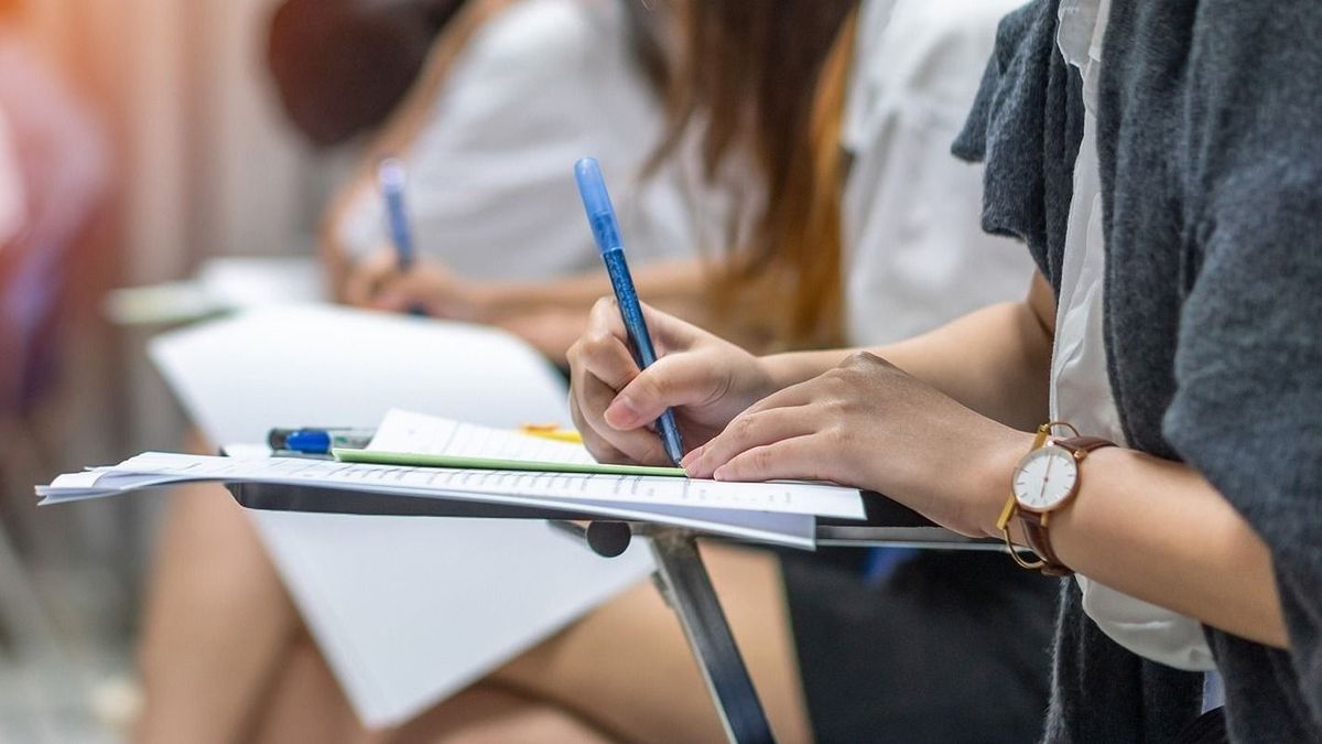Exam,At,School,With,Student's,Taking,Educational,Admission,Test,In kompetenciamérés