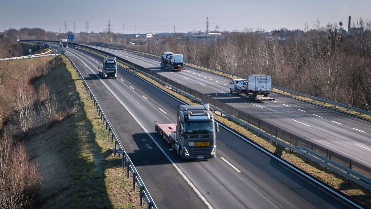 Kockázatos lépés: különleges megoldással csökkentenék a dugókat az M7-esen 