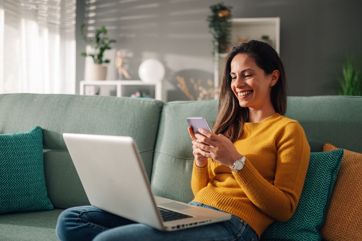 Portrait,Of,A,Woman,Using,Laptop,And,A,Phone,And digitális készségek IT Fitneszteszt 2024