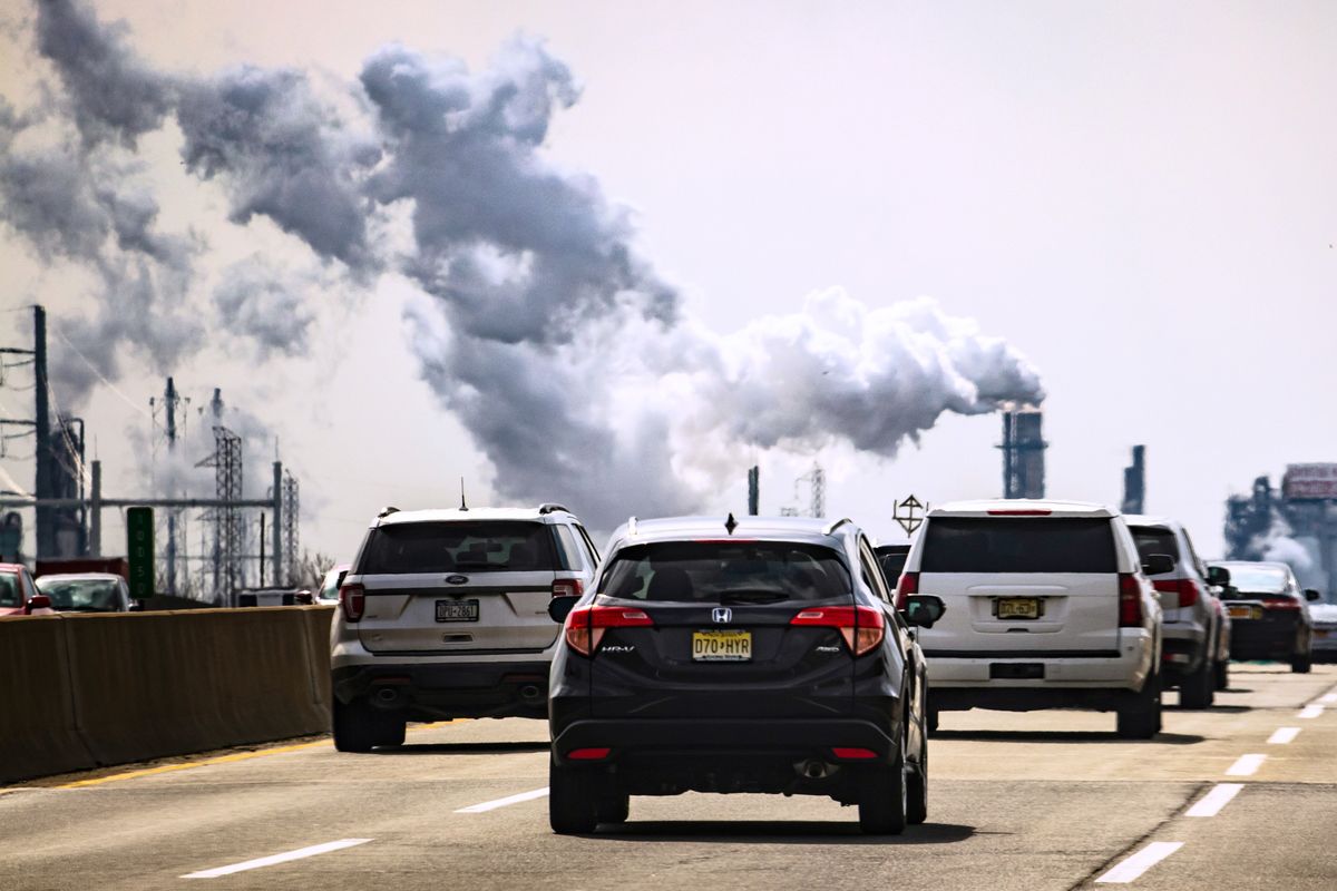 Elizabeth,,Nj,-,March,7,,2019:,Smoggy,View,Of,Cars
karbonkibocsátás