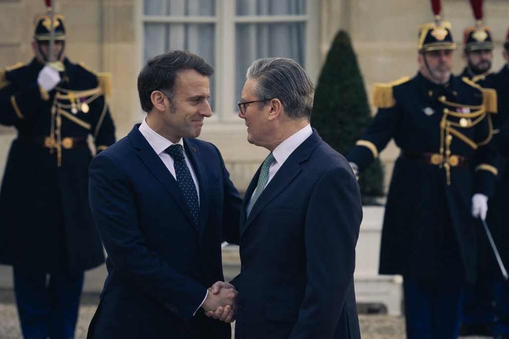 Emmanuel Macron üdvözli Keir Starmer brit miniszterelnököt. 2025. február 17-én