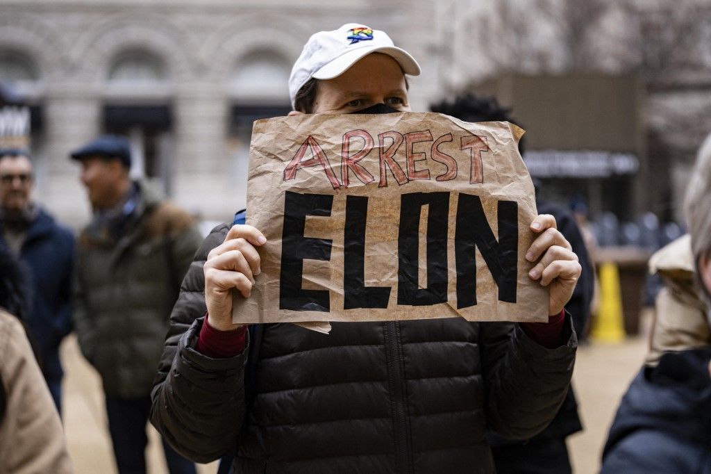 Az amerikai elbocsátások kiverték a biztosítékot a választásokon megvert Demokrata Pártnál – "Tartóztasd le Muskot" felirat Ed Markey szenátor kezében az EPA washingtoni központjánál tartott tüntetésen Lawmakers Protest Funding Cuts At Environmental Protection Agency