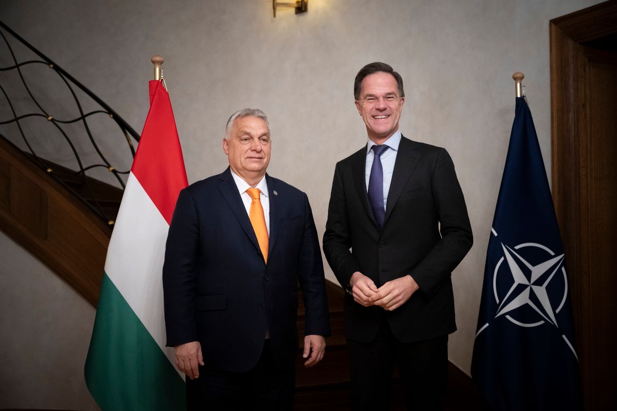 Orbán Viktor magyar miniszterelnök (b) és Mark Rutte NATO-főtitkár (j)