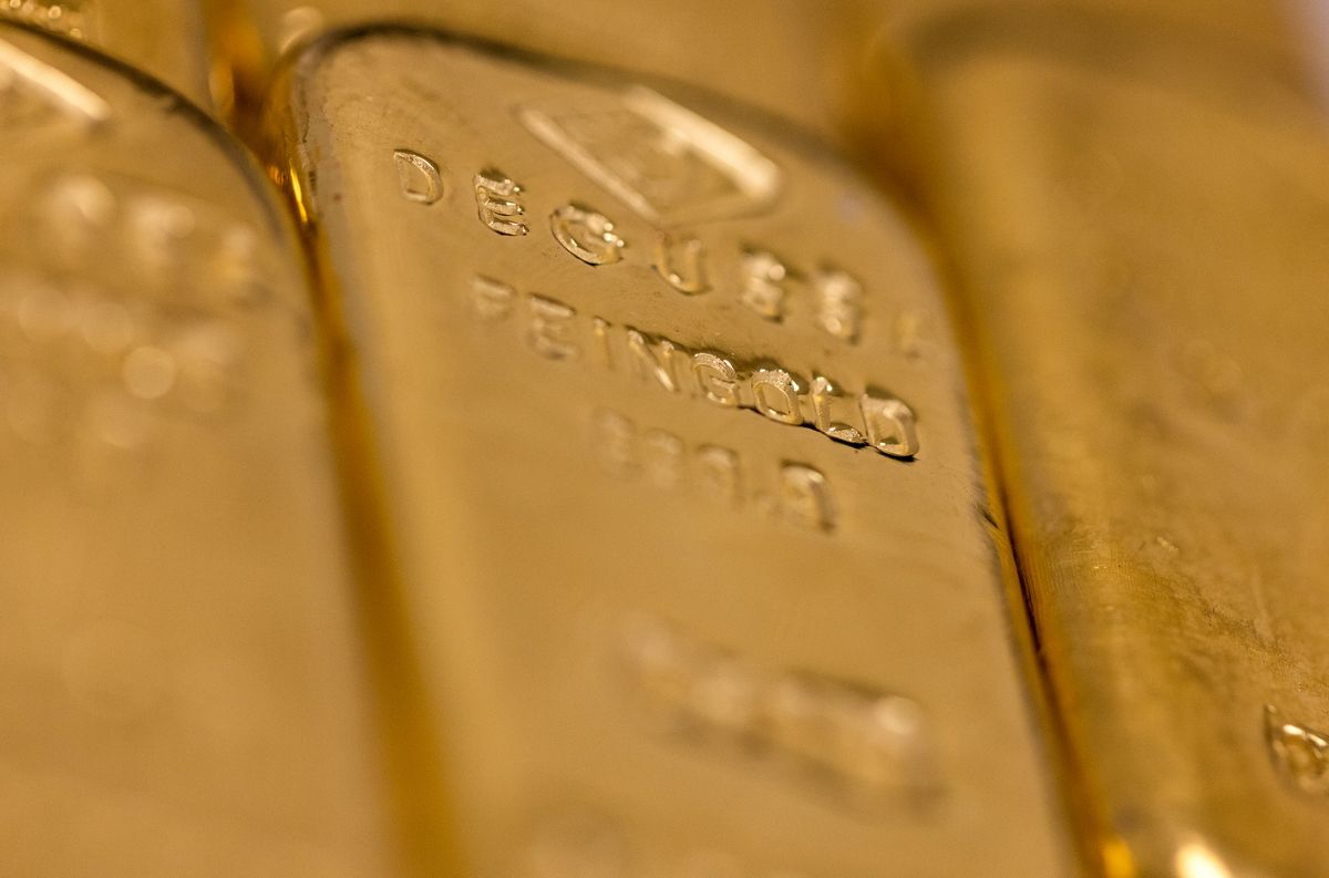 arany Gold Advances as Traders Weigh Fed Rate Hike, Growth Risks