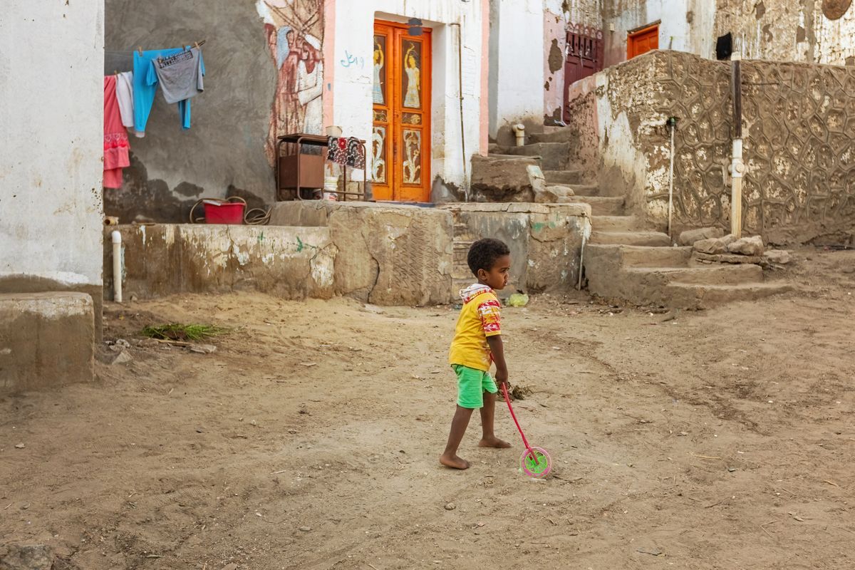 Aswan,,Egypt,-,November,10,2023:,Small,Egyptian,Child,Playing,Near amerikai segély