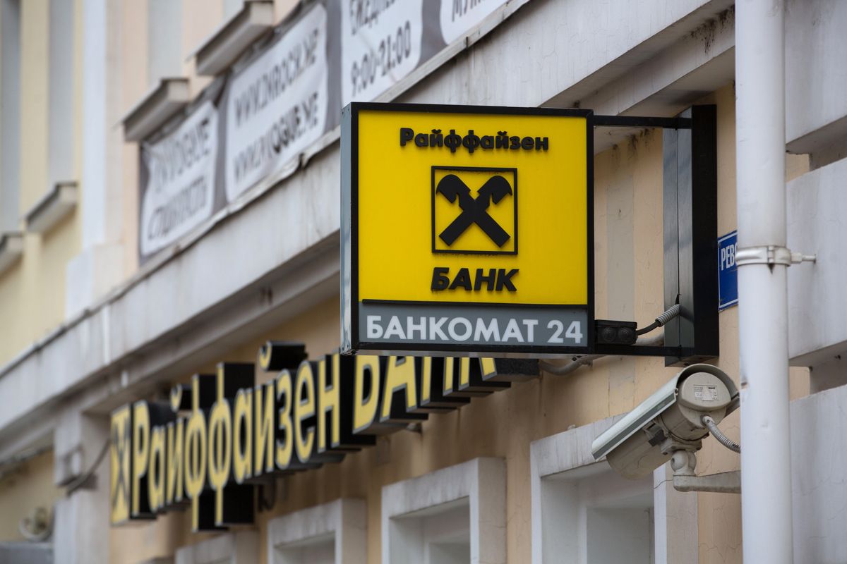 A Raiffeisen Oroszországban maradt, ennek a profitját lefölözte, a levét pedig most itatják meg vele A Raiffeisen Bank International AG branch in Russia.