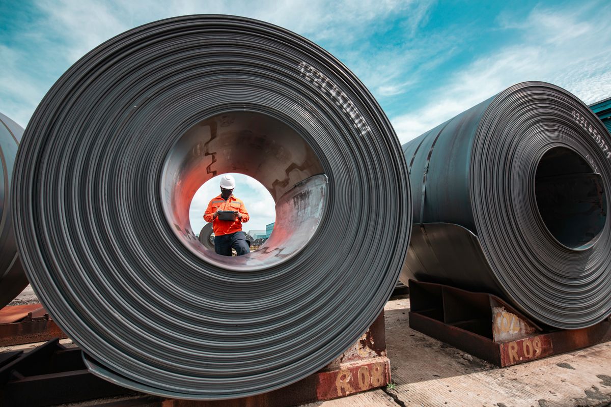 Engineer,One,Worker,Man,Inspection,On,Rolls,Of,Metal,Carbon, acélgyártó, acélgyártás