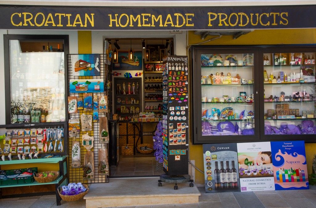 Fogyasztás: az európai vásárló tele van félelmekkel, a kiskereskedelmi forgalomban röpködnek a mínuszok, Horvátország az egyik üdítő kivétel Retail Shop selling homemade products for tourists, Old Town, Novigrad, Croatia, Europe