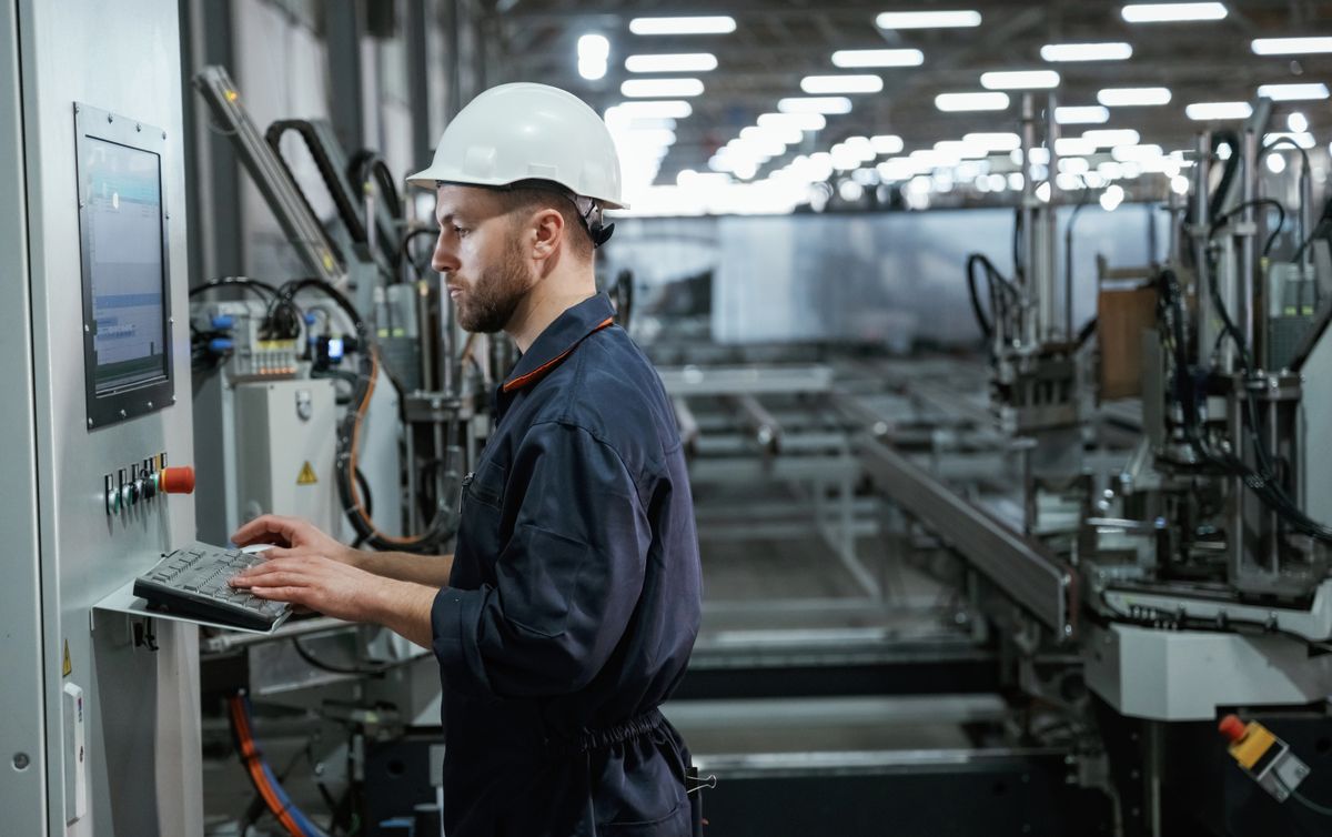 Busy,Employee.,Factory,Worker,Is,Indoors,With,Hard,Hat., termelői árak