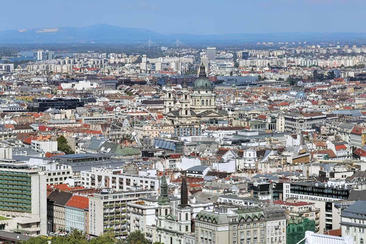 High,Angle,View,Of,Pest,With,St.,Stephen's,Basilica,In
További drágulást hoz 2025 a lakáspiacon 