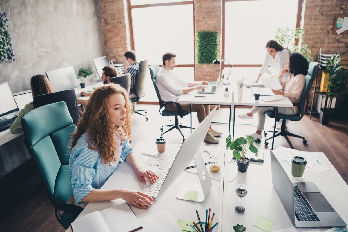 Photo,Of,Sit,Tables,Coworking,Project,Teamwork,Young,People,Work
átlagkereset