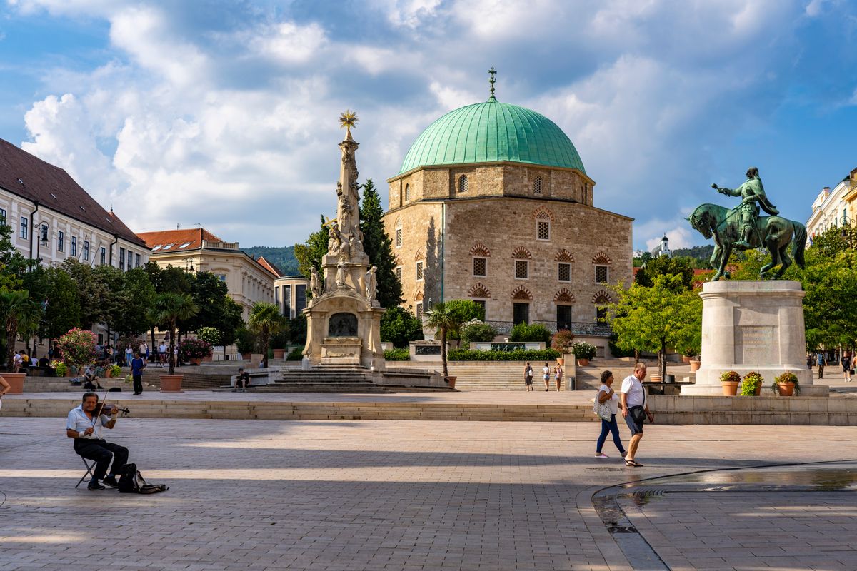 Pécs,,Hungary,-,26.08.2023:,The,Beautiful,Main,Square,Of,Pecs Pécs költségvetés