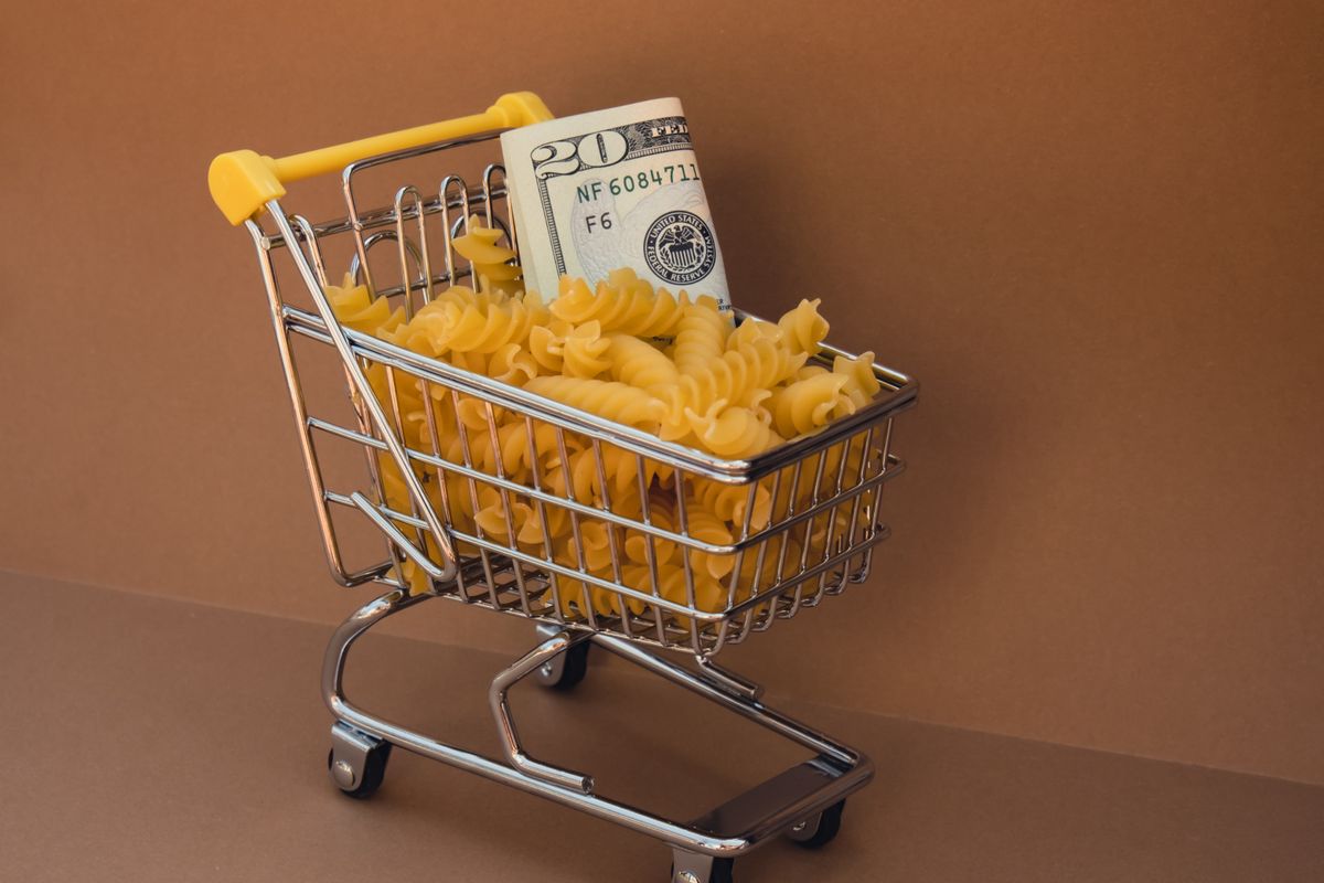 Shopping trolley cart Filled With Pasta with 20 US dollar paper money banknote on Beige background. Copy space for your text. Food and groceries shopping price increase, Rising food cost food crisis inflation concept. Online shopping, buy mall
Amerikai Egyesült Államok
infláció, kiskereskedelem, fogyasztói árak, fogyasztók, fogyasztás, vásárlók, vásárlás