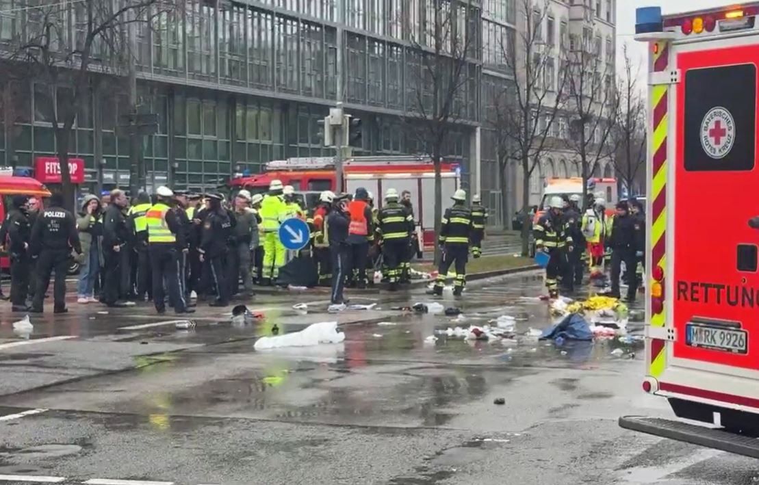 Autó hajtott emberek közé Münchenben, többen megsérültek
terror