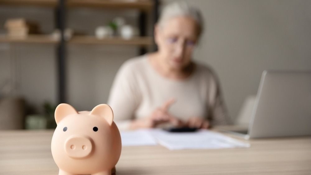 Toy,Pink,Piggy,Bank,On,Work,Table,Of,Senior,Tenant,, önkéntes nyugdíjpénztár lakossági befektetés nyugdíj 13. havi
öregségi nyugdíj
özvegyi nyugdíj