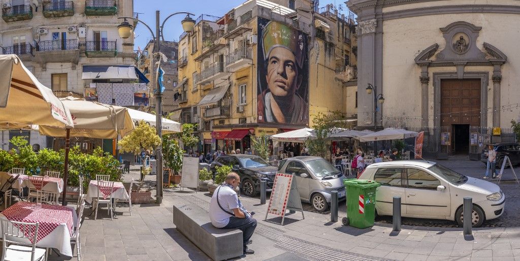 Amerikai autók Olaszország View of cafes and San Gennaro di Jorit Agoch on bustling Via Forcella, Naples, Campania, Italy, Europe
