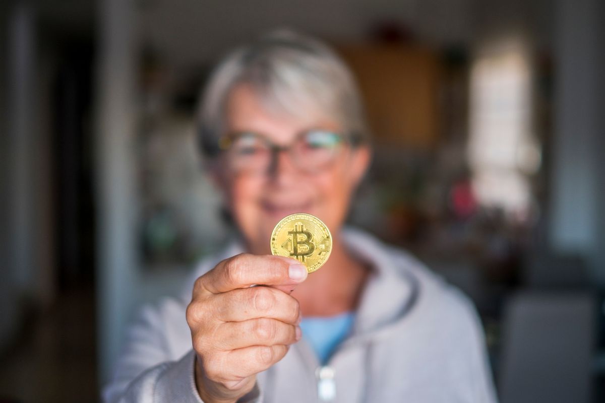 Retired,Woman,Showing,At,The,Cmer,Bitcoin,-,Senior,With
kripto