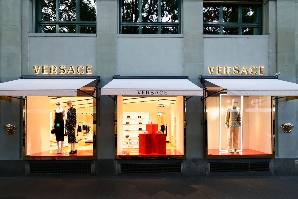 Alakul az olasz divatbirodalom: a Prada ajánlatot tenne a Versacéra