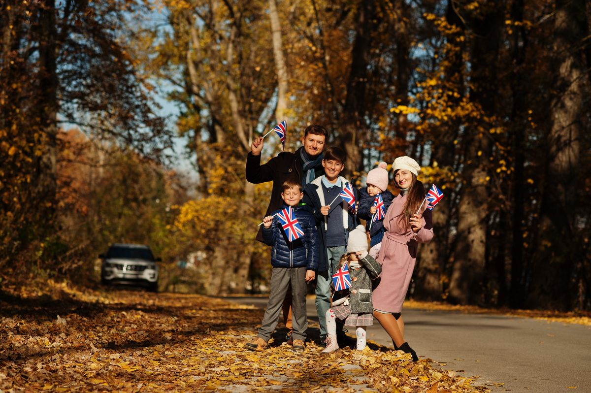 National,Holiday,Of,United,Kingdom.,Large,Family,With,Four,Kids születési arány