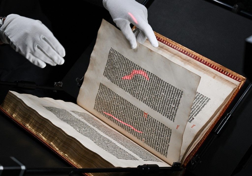 Gutenberg Museum Mainz digitizes Gutenberg Bibles könyv
