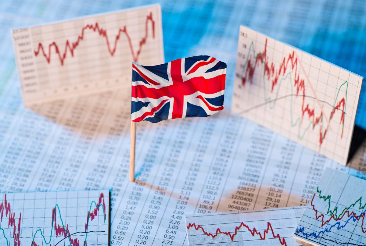 British,Flag,With,Exchange,Rate,Tables,And,Graphs,On,Economic
Meglepte az elemzőket a brit gazdaság