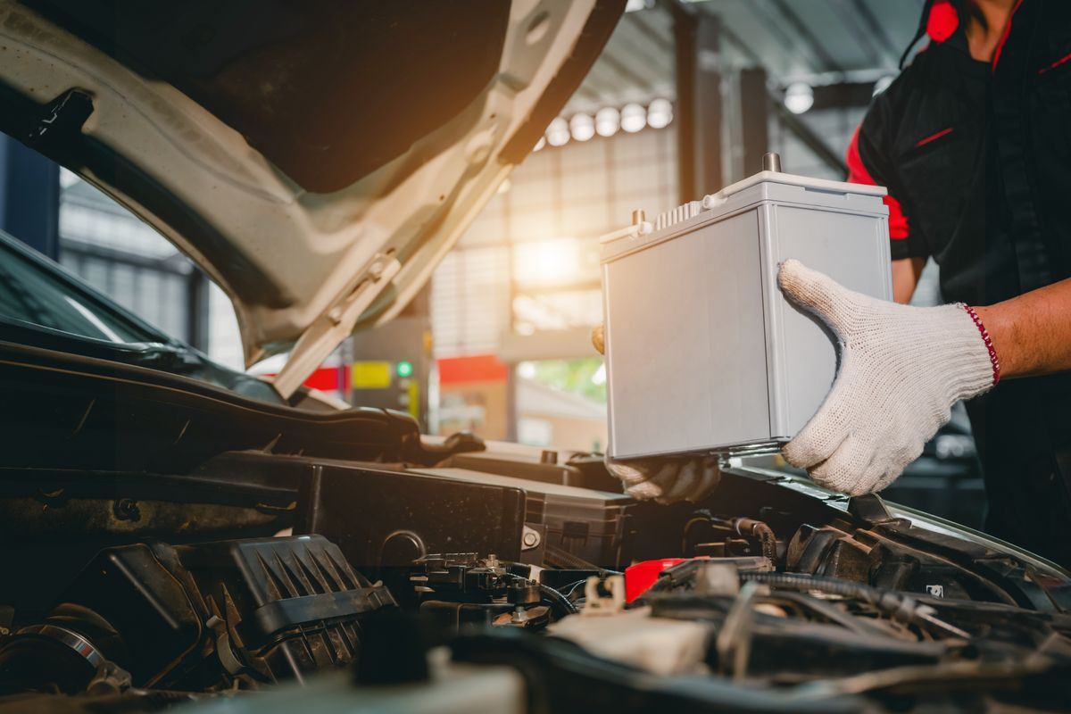 Close-up,Of,A,Car,Mechanic,In,A,Service,Center,Picking, akkumulátorgyár