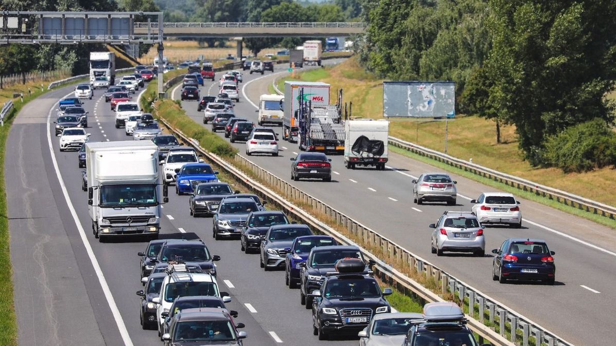 Súlyos karambol miatt egy sávon halad a forgalom az M1-esen Győrnél Budapest felé 