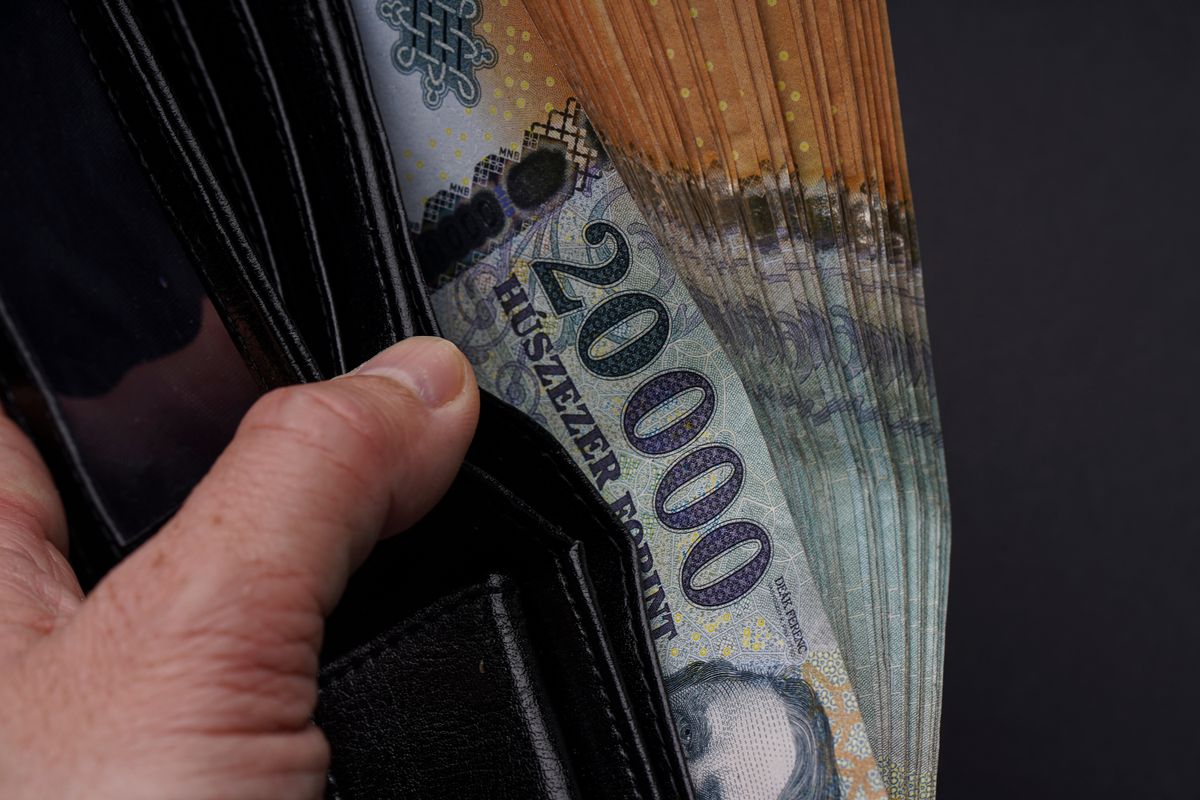 Many,Hungarian,20,000,Forint,Banknotes,In,A,Black,Wallet,In nyugdíj- és egészségpénztáraknál rekord